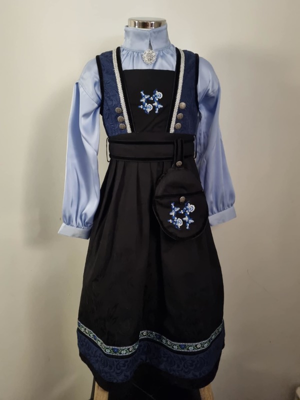 Kristin festdrakt med silkeskjorte, veske, brosje Blå silkeskjorte - Salto