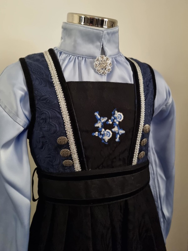 Kristin festdrakt med silkeskjorte, veske, brosje Blå silkeskjorte - Salto