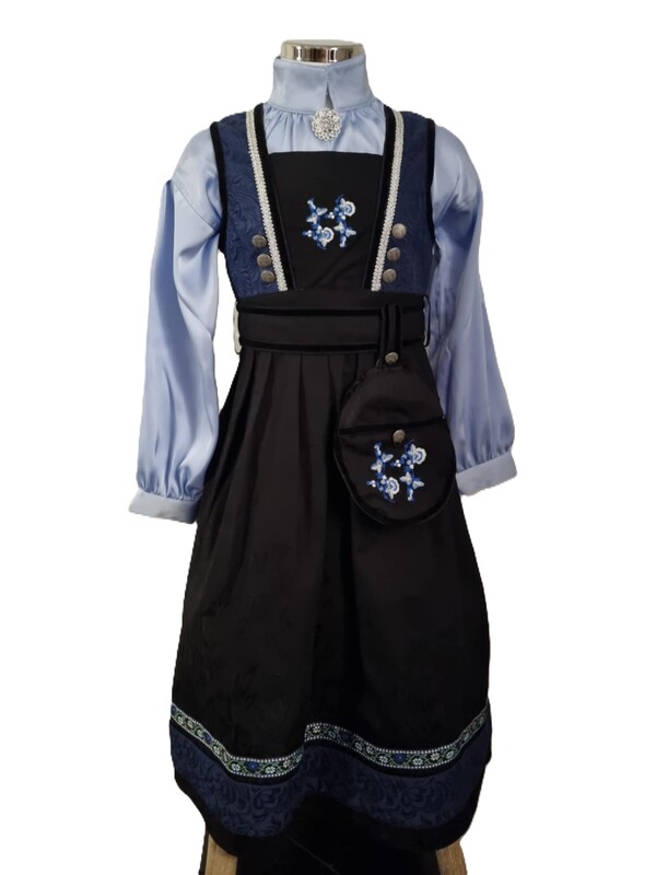 Kristin festdrakt med silkeskjorte, veske, brosje Blå silkeskjorte - Salto
